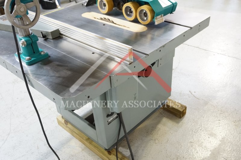 DELTA INVICTA RT40 TABLE SAW WITH POWER FEED