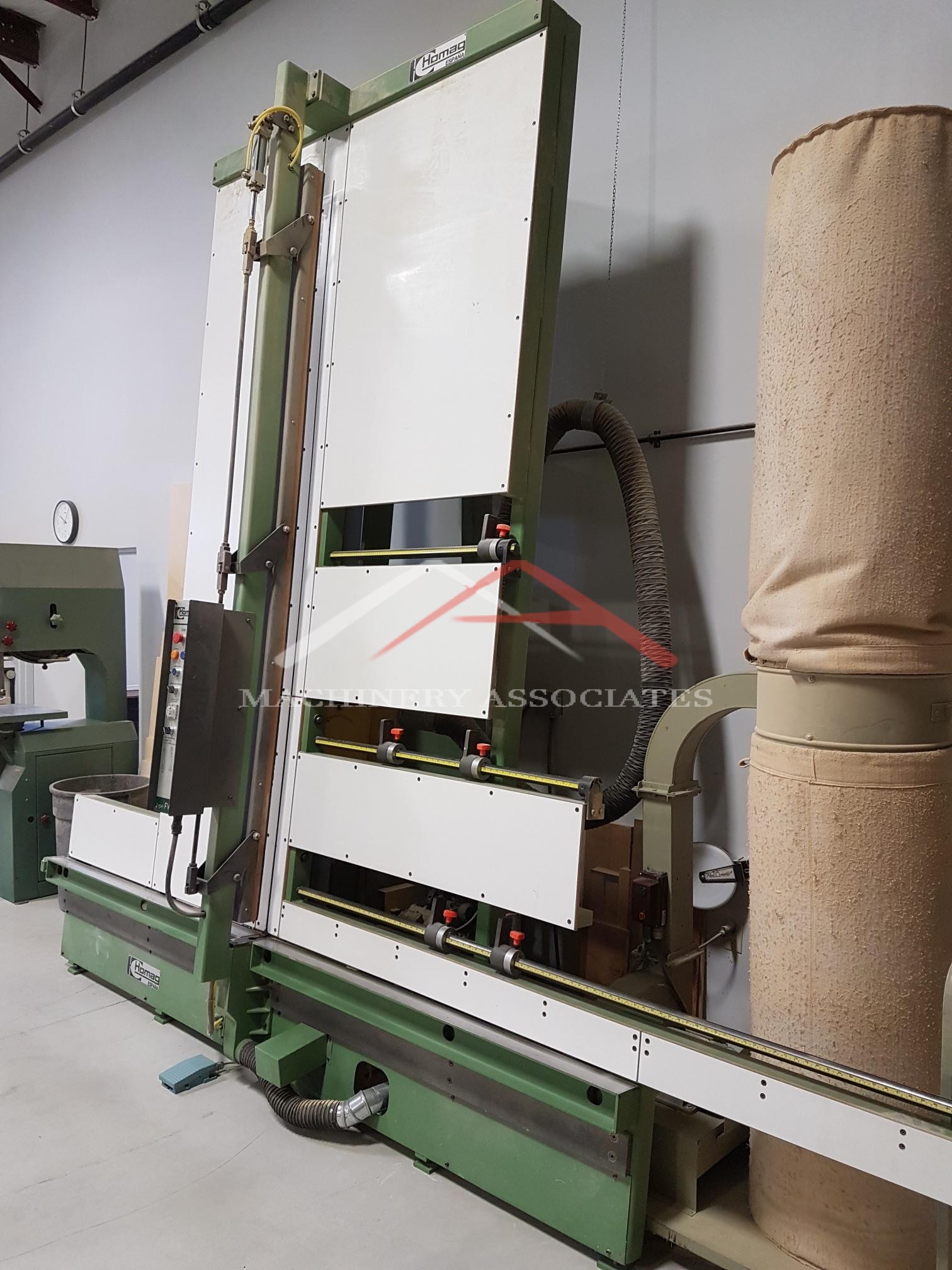Homag automatic vertical panel saw with scoring and jump scoring, excellent condition. Homag automatic vertical panel saw with scoring and jump scoring, excellent condition.